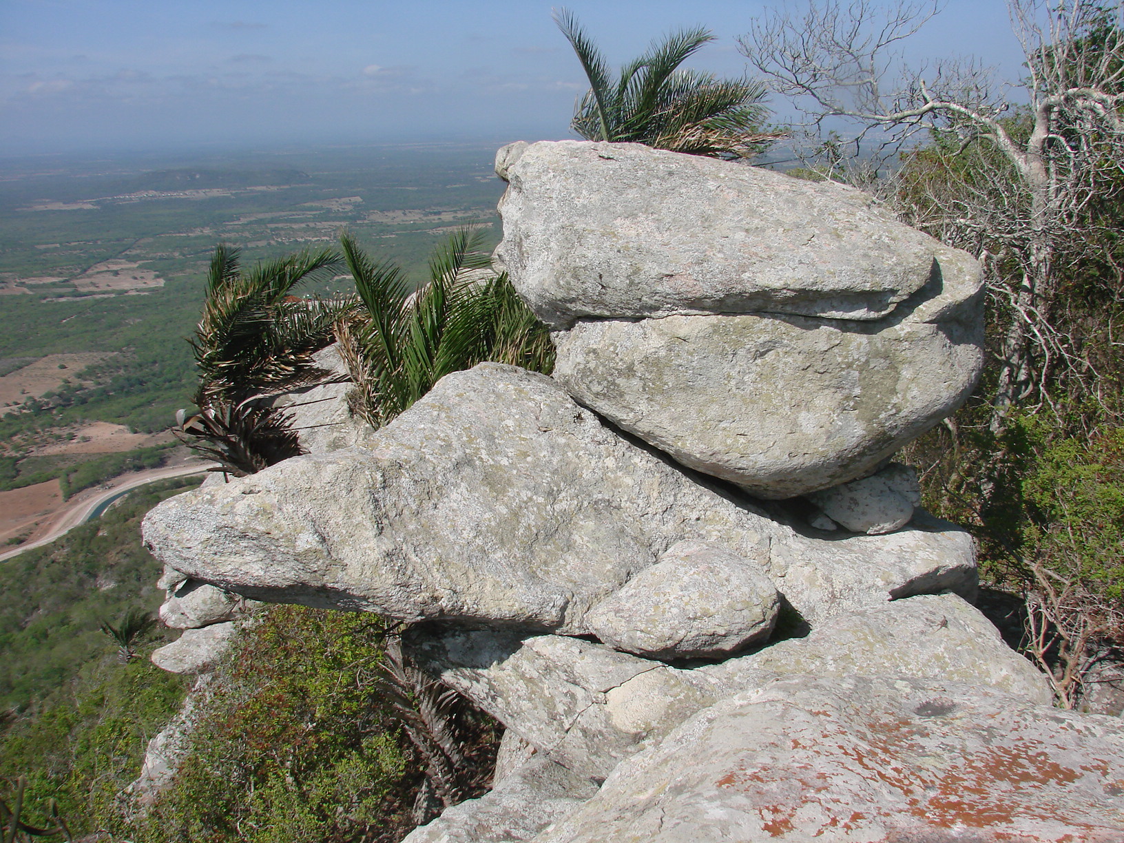Algumas das chamadas "pedras montadas" no alto do Morro do Craunã.